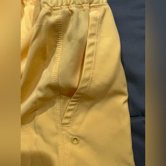 New NWT light yellow women’s running shorts old navy XL x-large - Picture 7 of 8